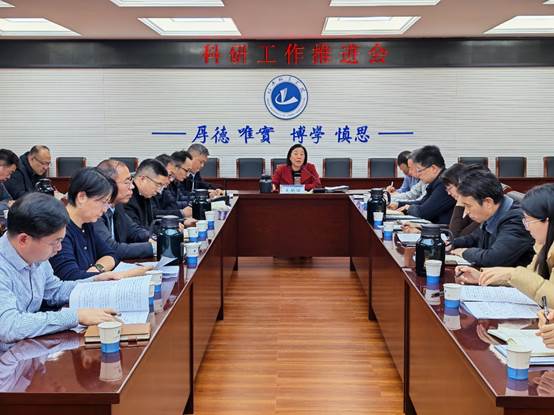 会议室里的人们 AI 生成的内容可能不正确。