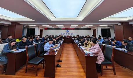 人们在房间里的桌子前 AI 生成的内容可能不正确。